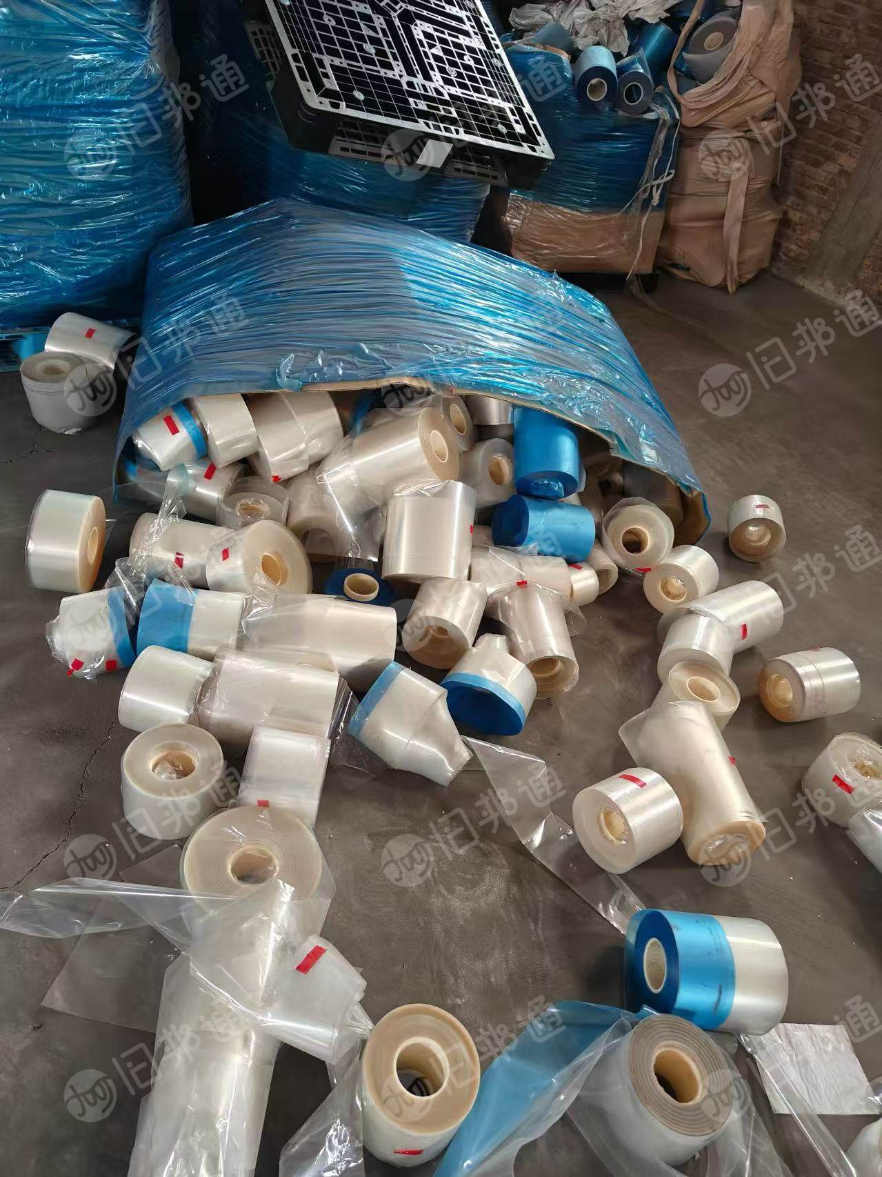 大量出售杂色PET轻胶卷膜废料，现货5个柜