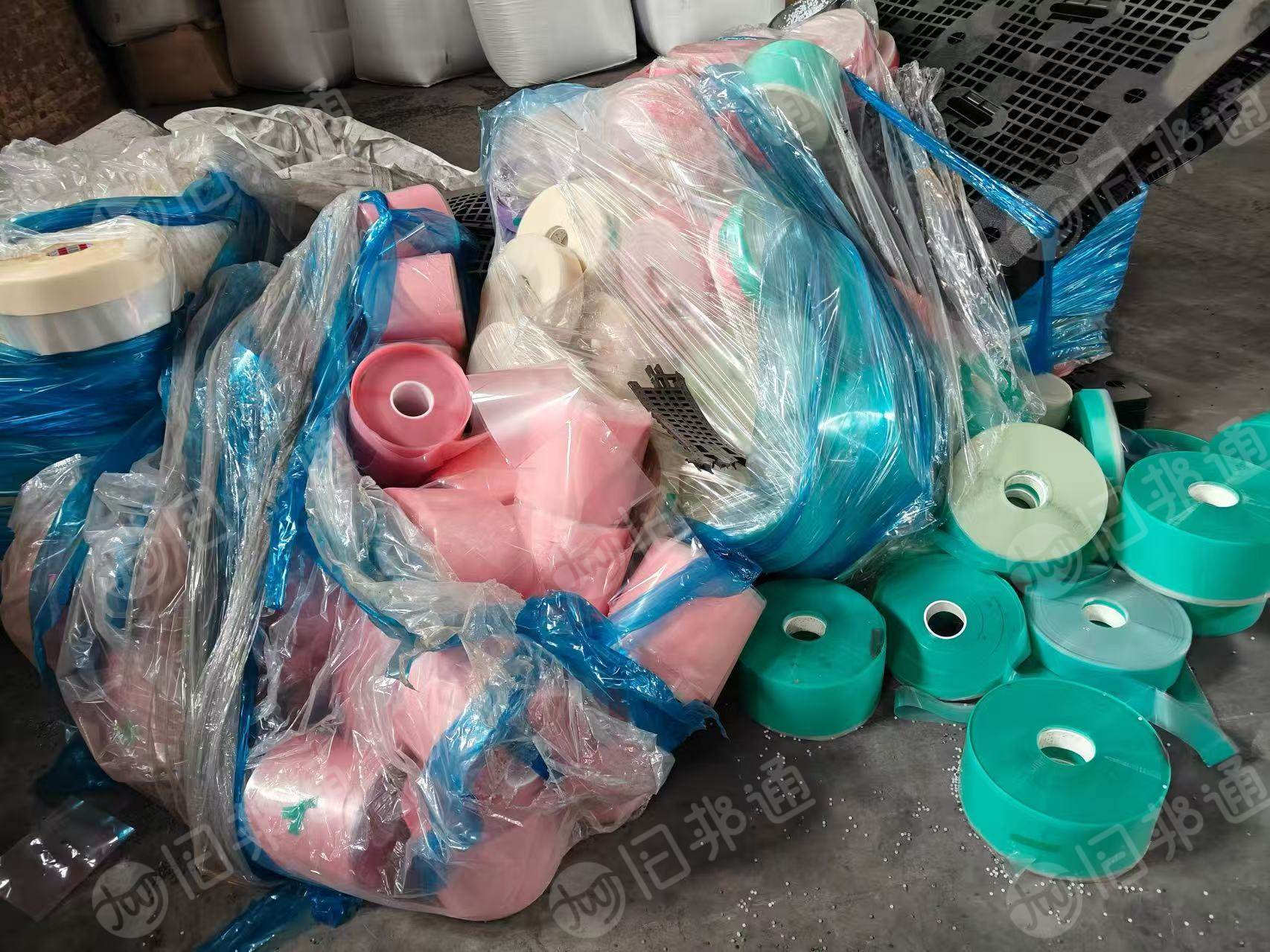 大量出售杂色PET轻胶卷膜废料，现货5个柜