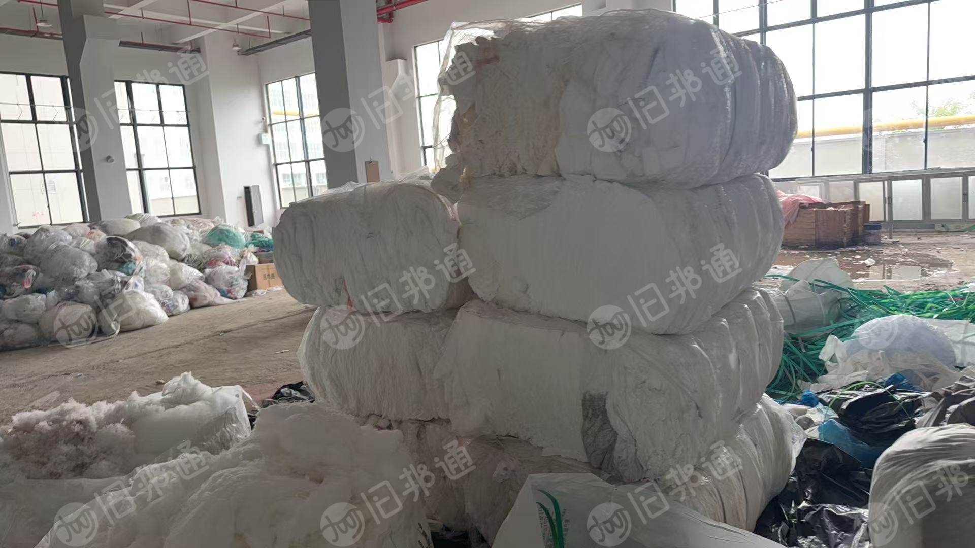 无纺布厂长期出售涤纶无纺布边角料，黏胶无纺布边角料，木浆无纺布边角料，混在一起卖，现货10来吨