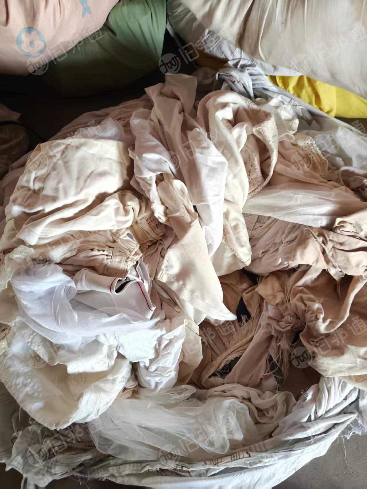 长期出售旧衣服分拣货，旧衣服大白，冬装，红蓝料，月供几十吨