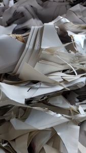 蛋托厂长期求购白卡纸边料，带不带膜都行，带点颜色也可以