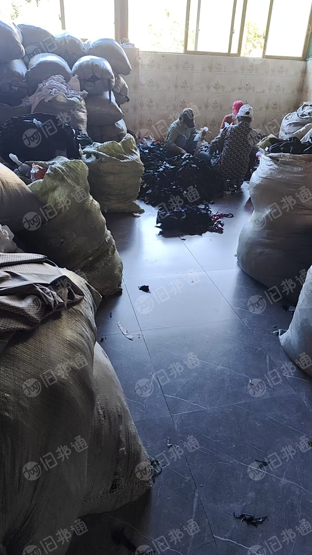 长期出售废布料，涤纶废布，涤纶造粒布，有分颜色卖，月供20吨，货在重庆万州