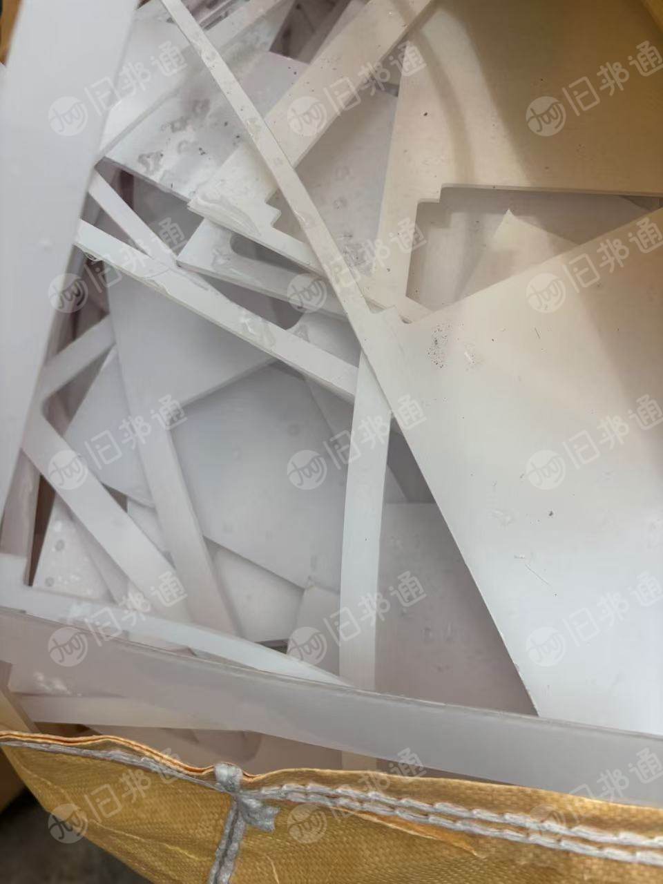 出售PC片材料,PC薄片毛料,上面是有带一层pe膜,可以分离的,月供20吨左右