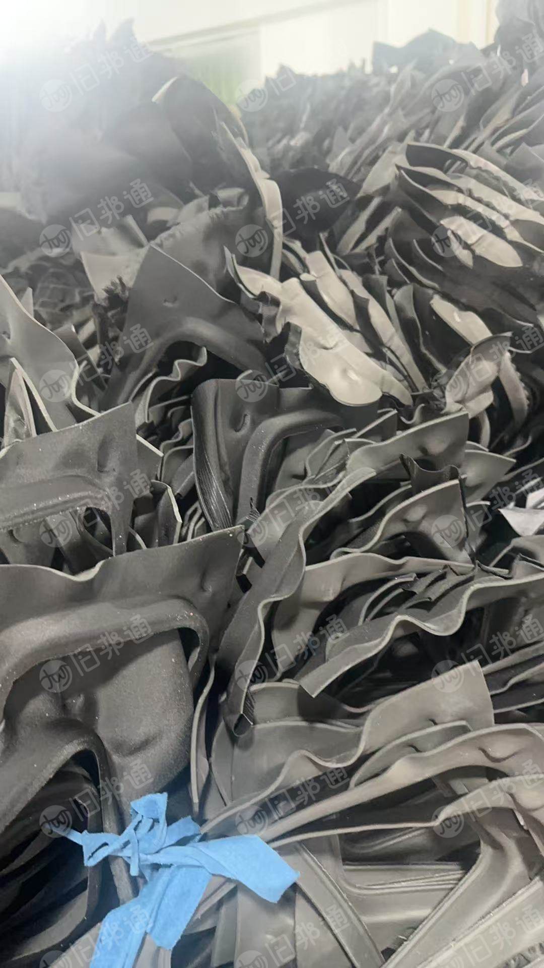 常年出售EVA带布料的边角料，箱包厂下来的，EVA压模厂