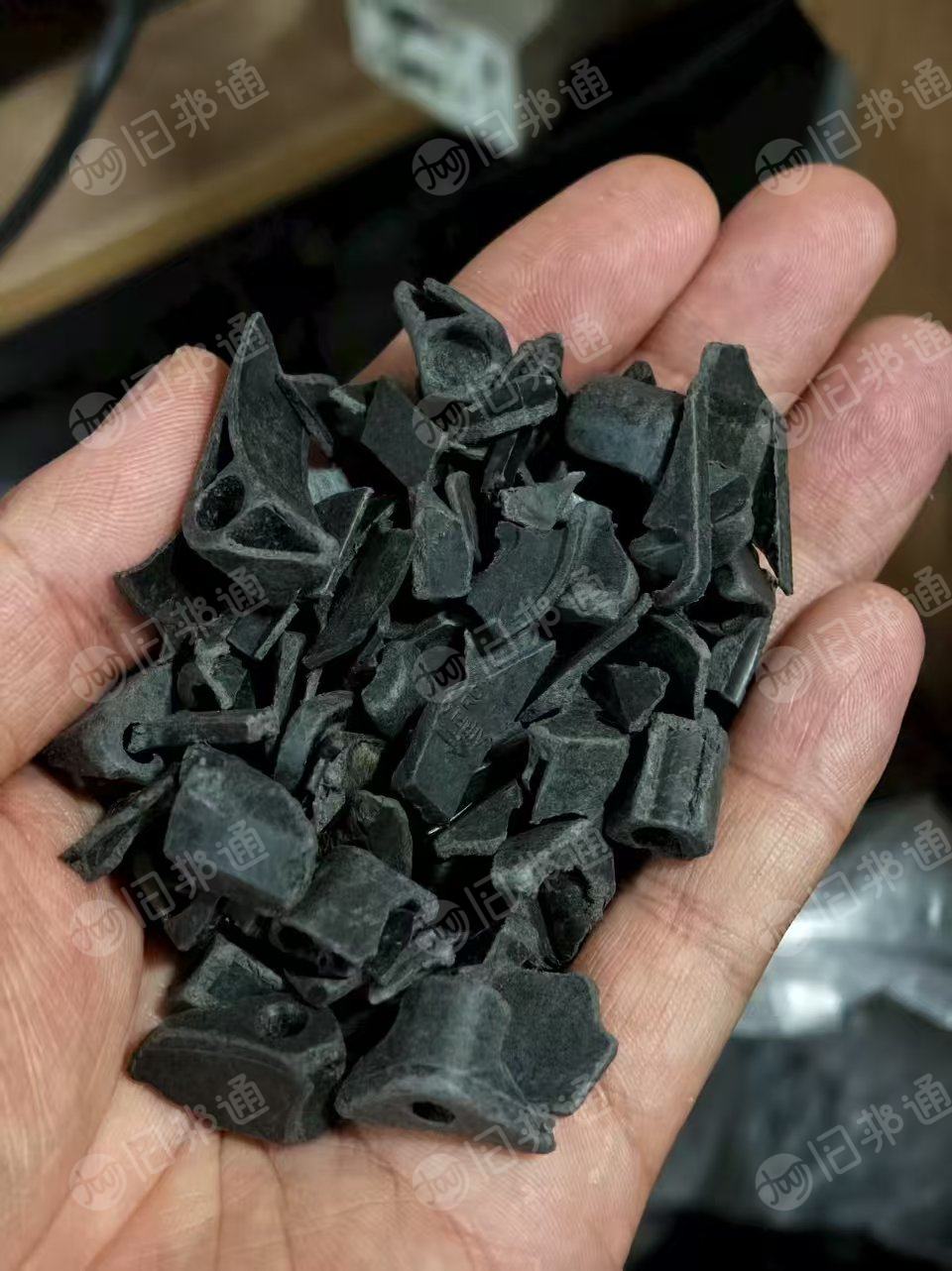 长期出售pbt散热风扇破碎料，月供1挂车