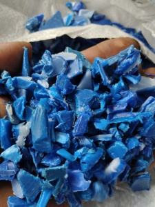 常年大量出售大蓝桶破碎料，全漂的，月供百吨