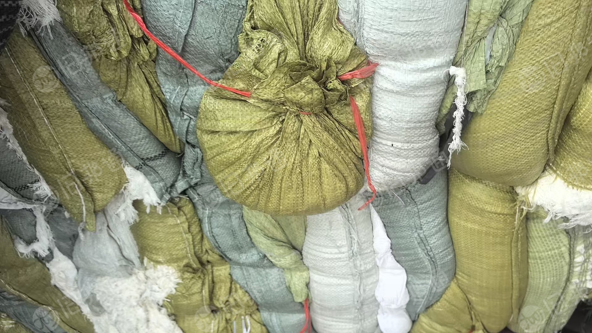 长期出售织布厂下来的涤棉布边纱，涤棉布边，什么含棉量都有，现货30吨