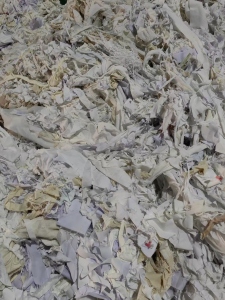 长期回收白色背心白衬衫开的开松棉，开花棉，含棉量50左右，纺纱21支纱用，厂在河北衡水