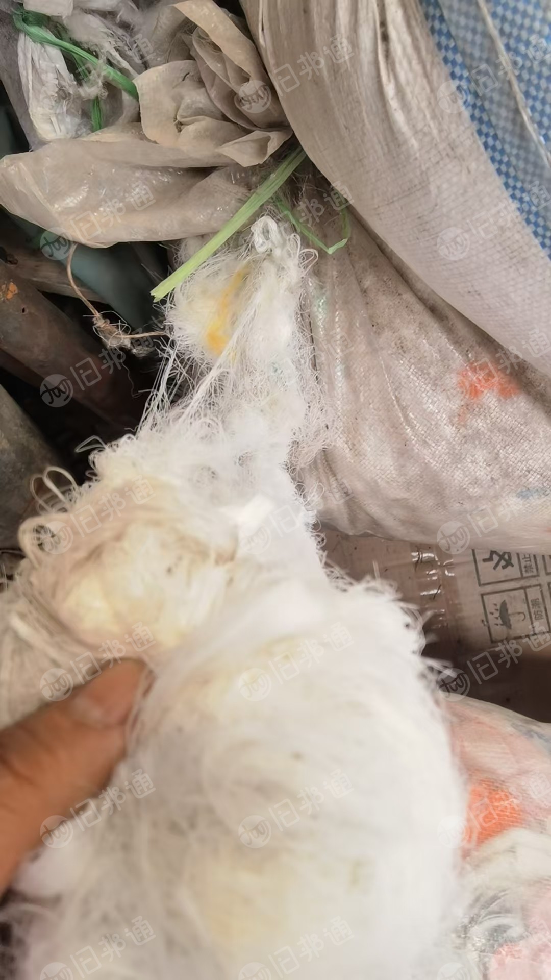 长期出售氨纶包覆纱下来的氨纶废丝，带点涤纶磨毛，现货有几十吨，货在山东临沂