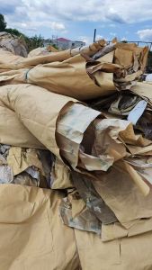 出售装马口铁下来的废牛皮纸袋，牛皮纸，防锈纸，带编织丝，现货4吨左右