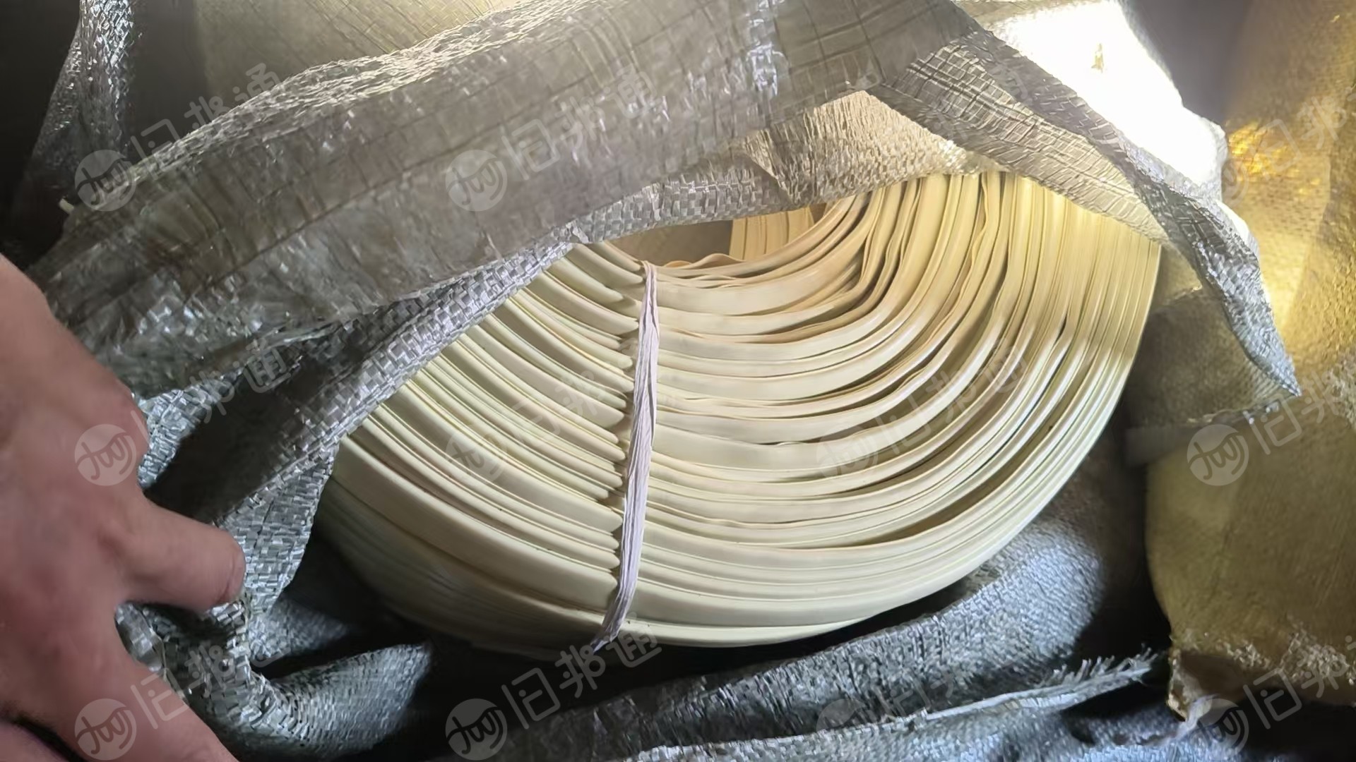 出售PVC皮条毛料，箱包的封边条拆下来的