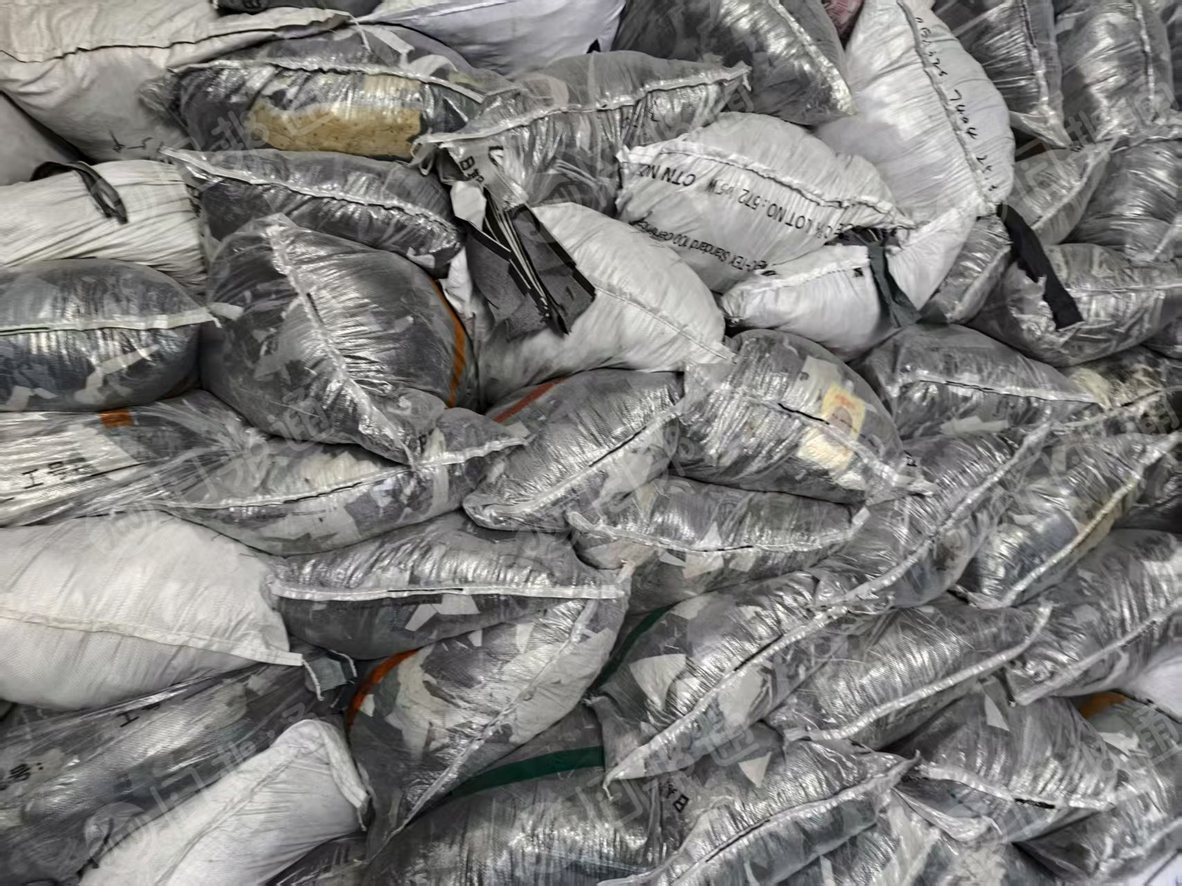 大量出售各种牛仔服装厂边角料，涤棉废布，纯棉牛仔，不褪色涤棉牛仔，牛仔废布