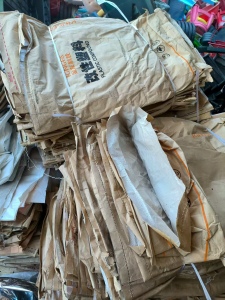 出售废旧牛皮纸塑袋，大部分拆线可再利用