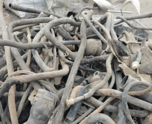 出售汽车发动机拆解的废橡胶管，2天一车