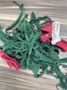 长期出售袜厂下脚料废丝废布，涤纶弹丝，锦纶弹丝各种材质的，月供80吨左右，在浙江衢州