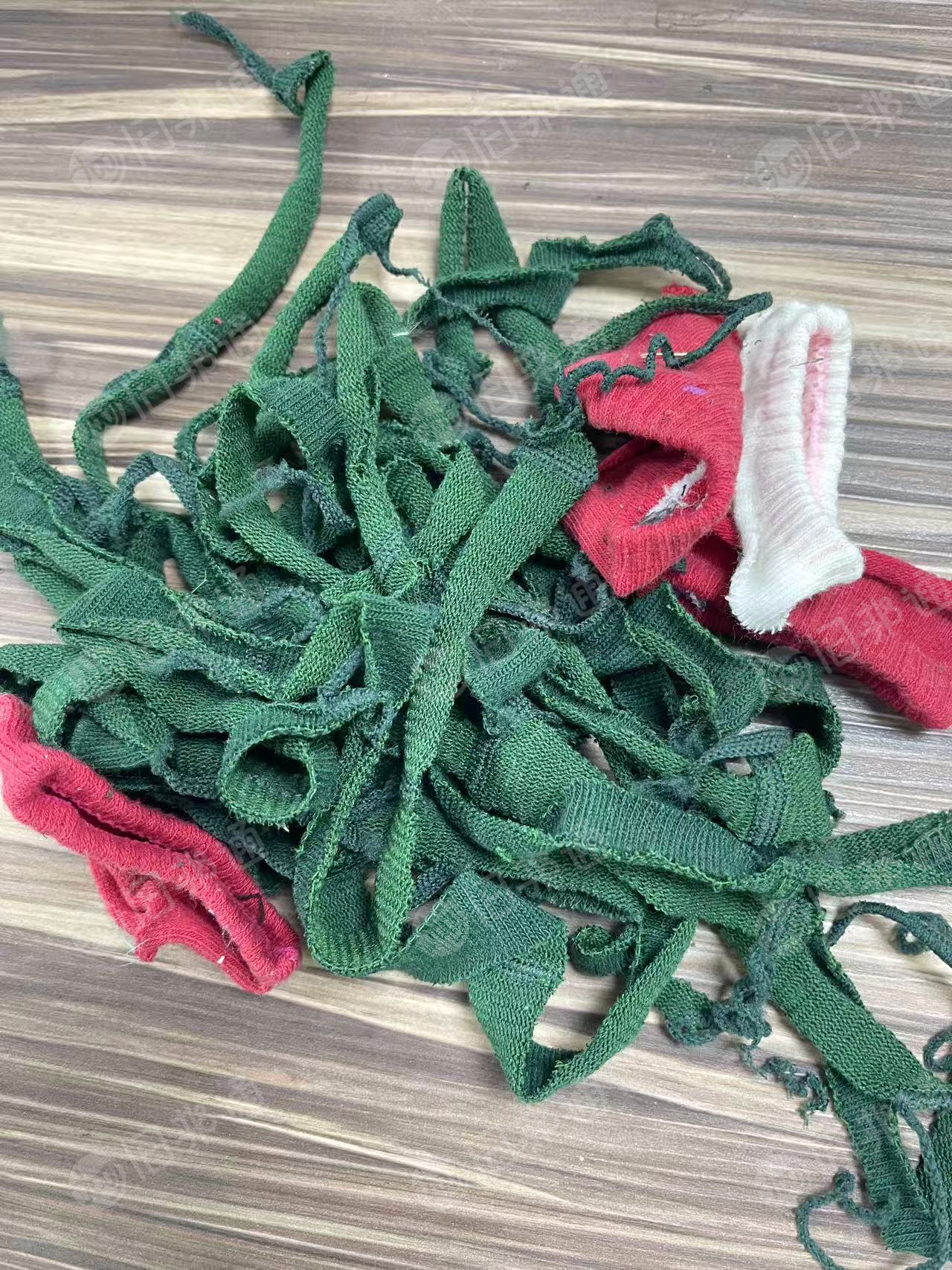 长期出售袜厂下脚料废丝废布，涤纶弹丝，锦纶弹丝各种材质的，月供80吨左右，在浙江衢州