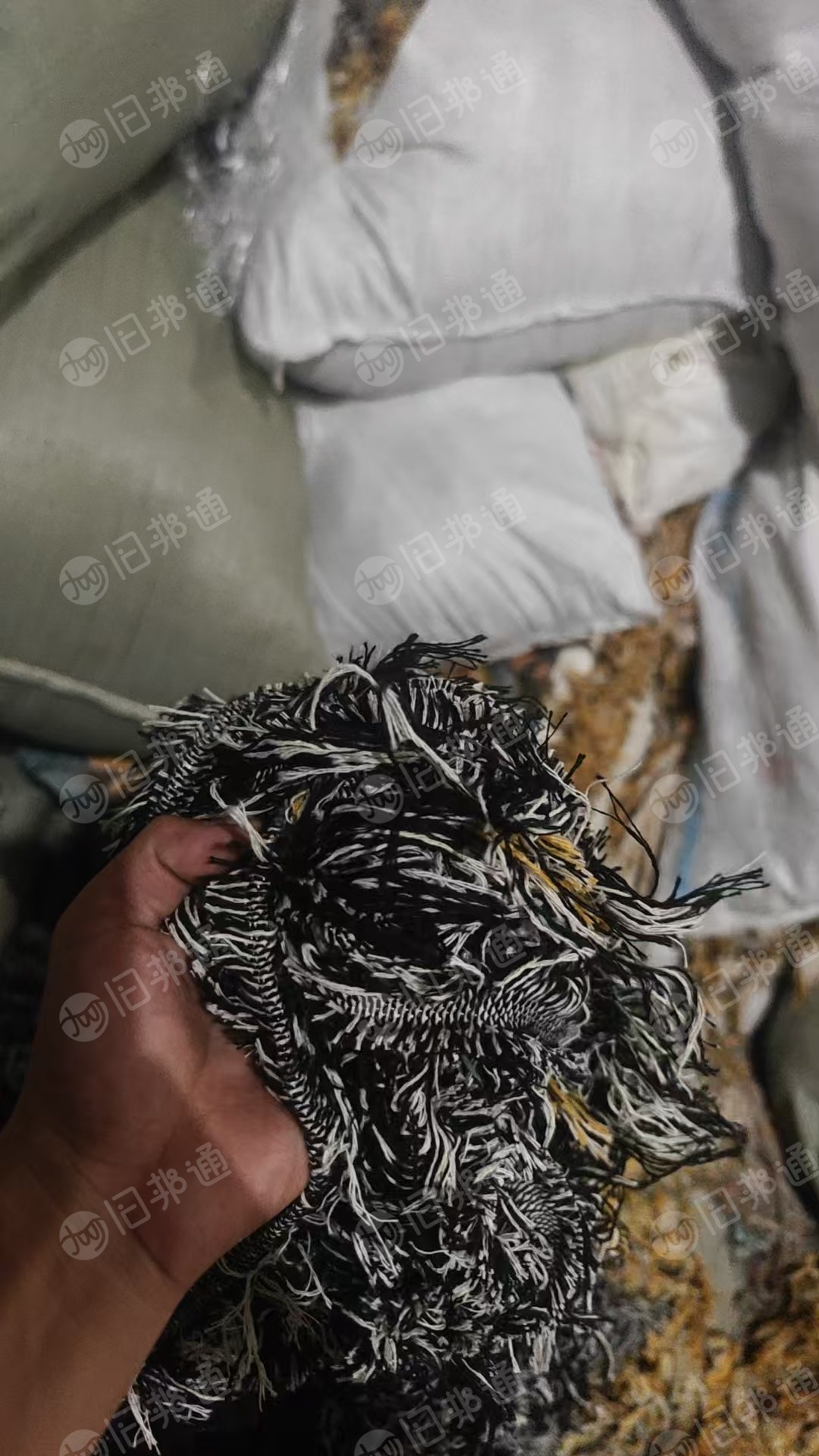 长期出售涤棉开花料，涤纶废布，涤纶废丝，颜色多种，现货有30吨左右，在浙江嘉兴