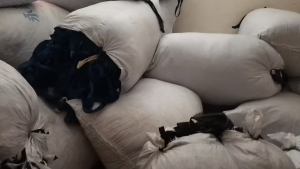 长期出售做雨伞下来的废布，涤纶的，现货10吨，在福建泉州南安