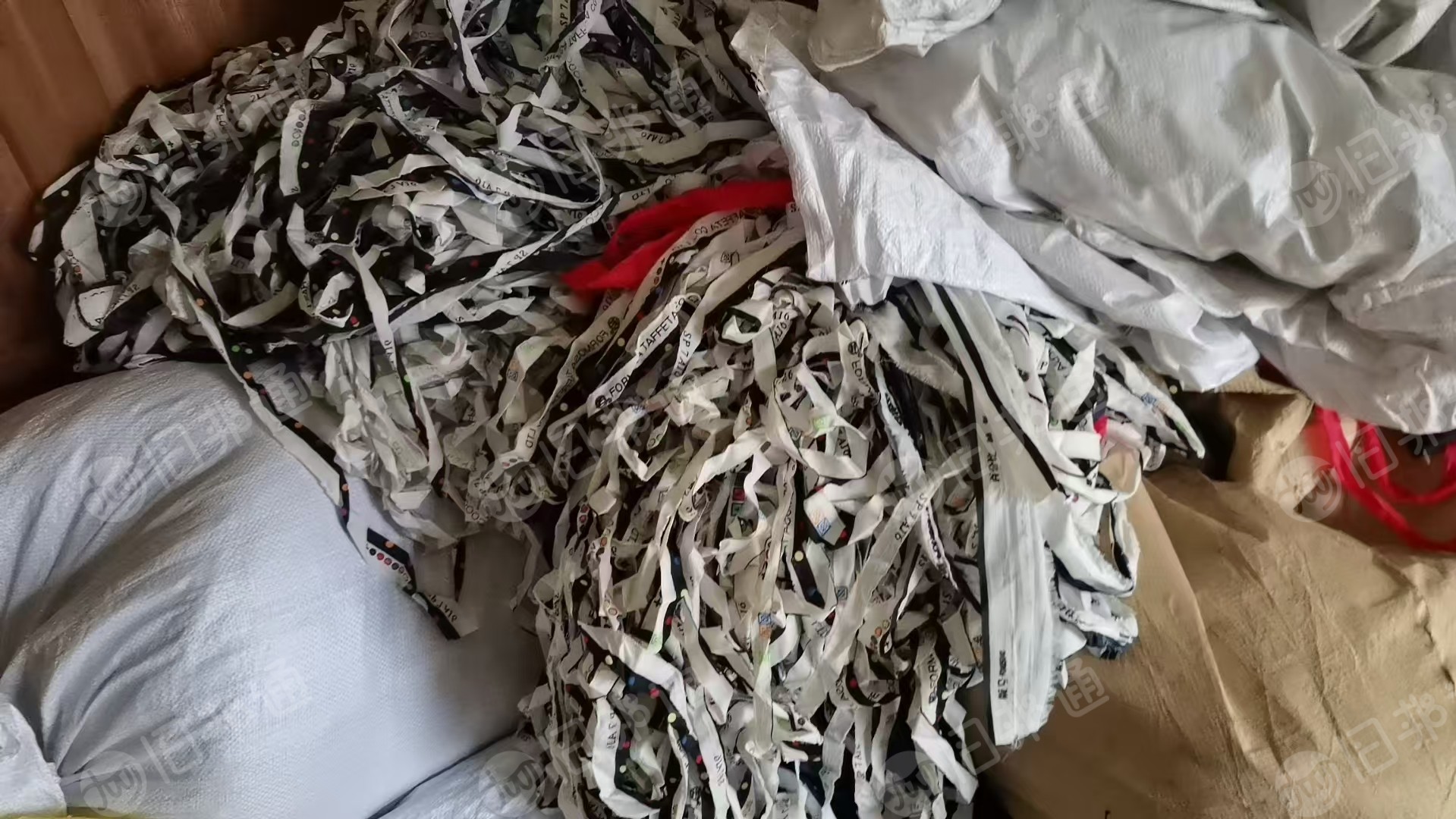 长期出售做雨伞下来的废布，涤纶的，现货10吨，在福建泉州南安