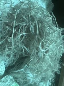 长期出售涤纶废丝，涤纶长丝，现货白色有50吨左右，杂色150吨左右，在浙江绍兴