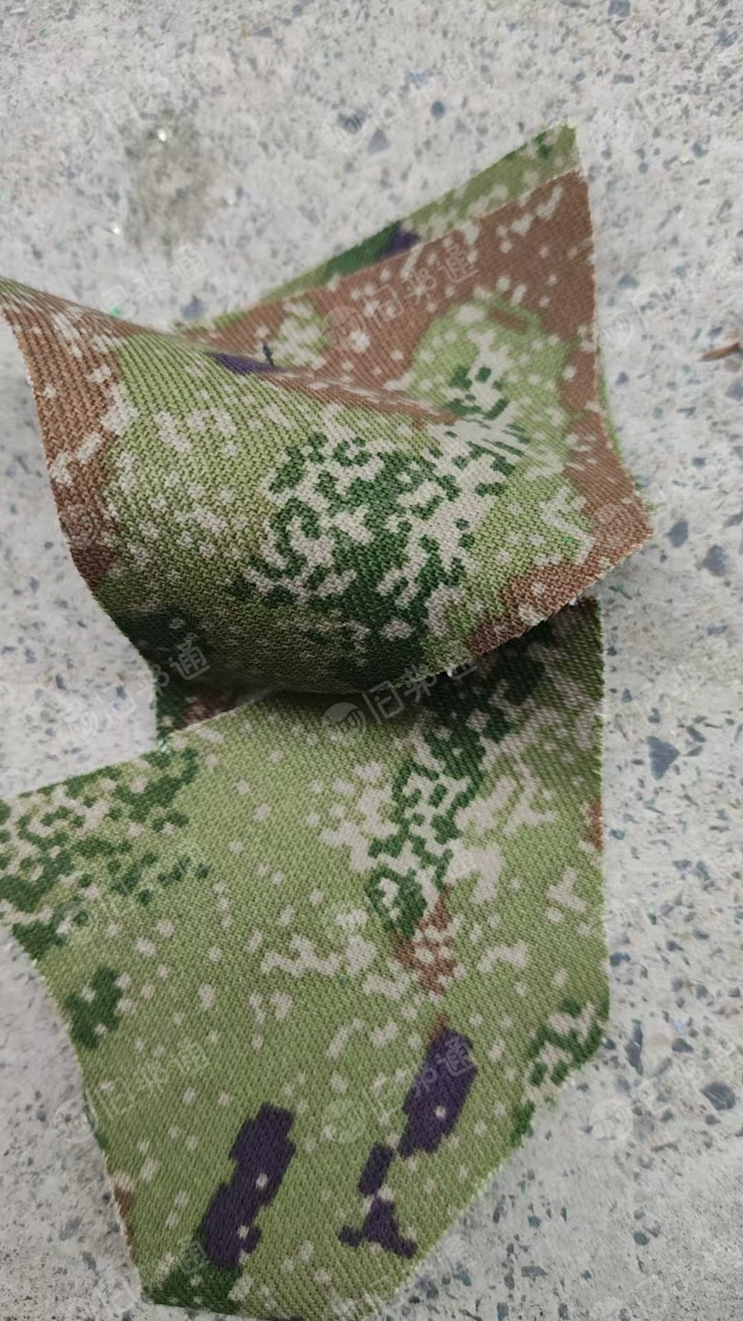 长期出售牛仔废布，蓝色的和迷彩的，棉含量在60%左右，月供几十吨，在湖北仙桃