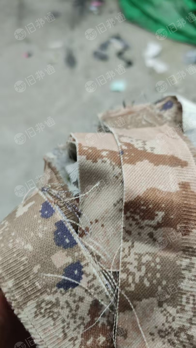 长期出售牛仔废布，蓝色的和迷彩的，棉含量在60%左右，月供几十吨，在湖北仙桃