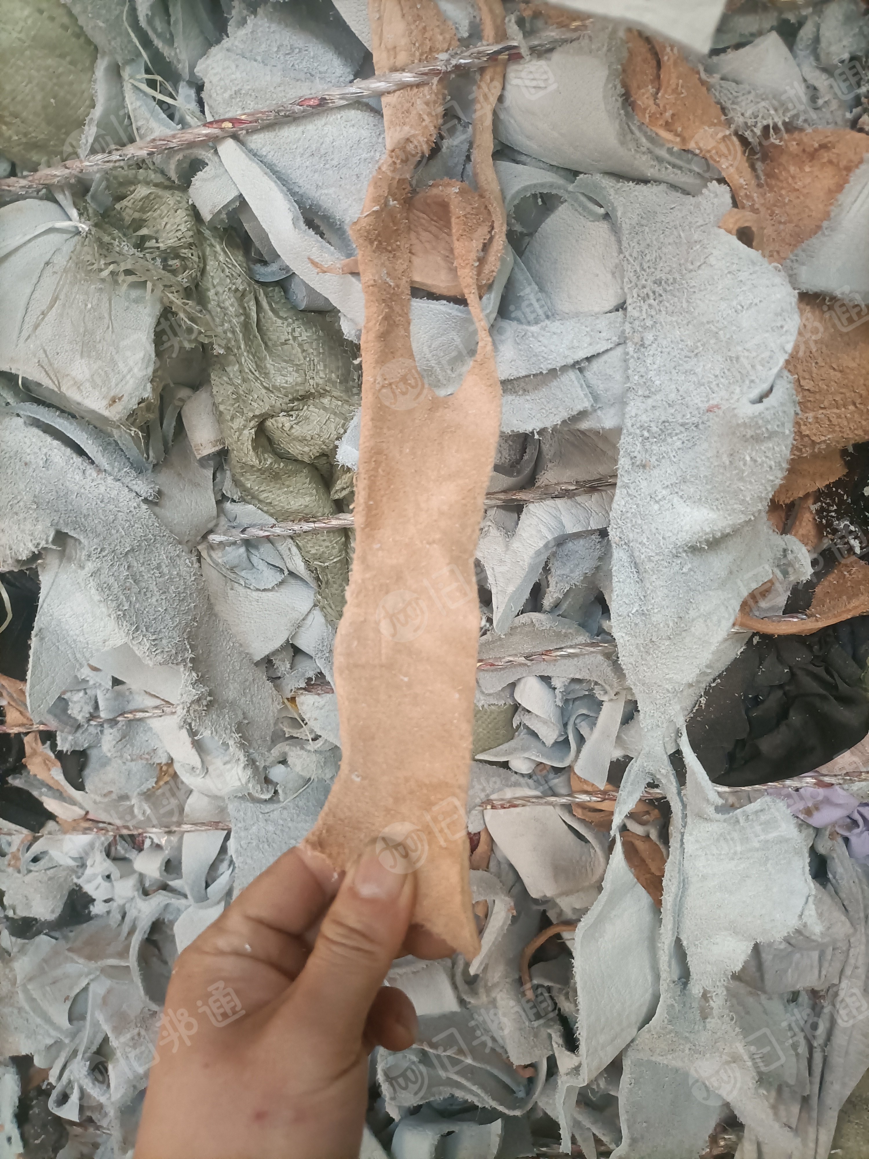 长期出售真皮边角料，鞋垫厂下来的，现货有十几吨，在重庆