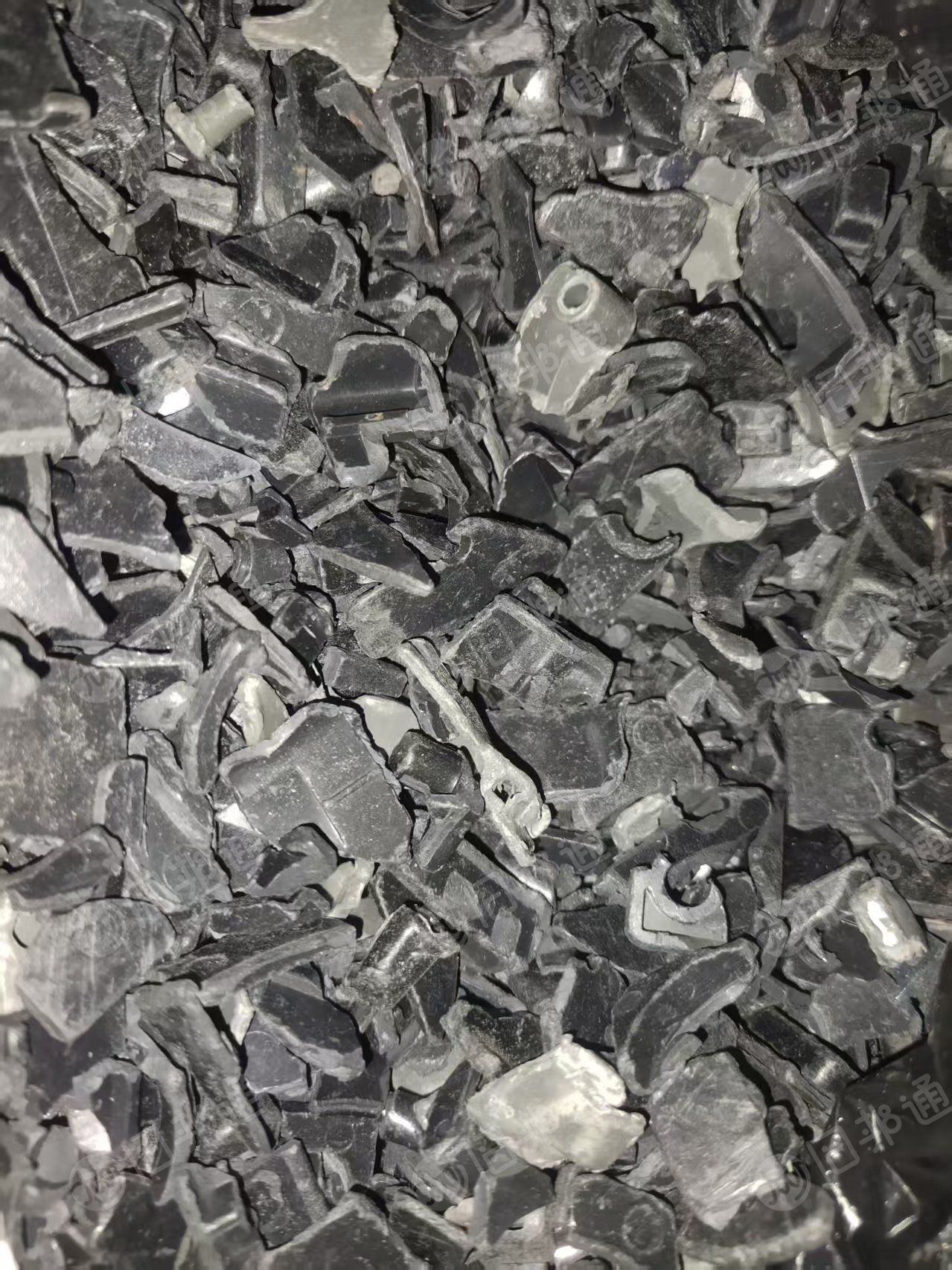 出售阻燃ABS破碎料，定时器破碎的，冲击6个，经过硅胶机色选机材质机加工的
