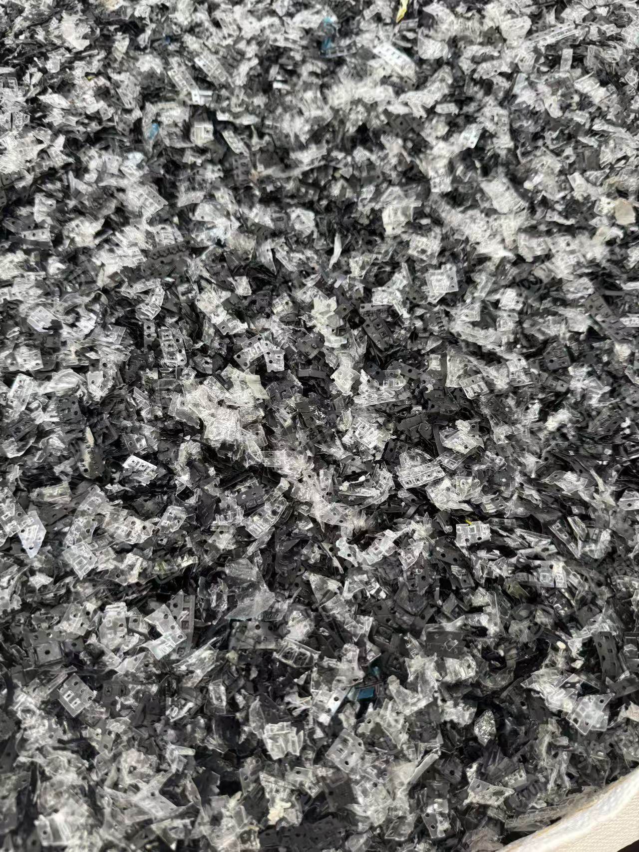 常年大量出售黑色合金破碎料，电子载带，每个月两百多吨