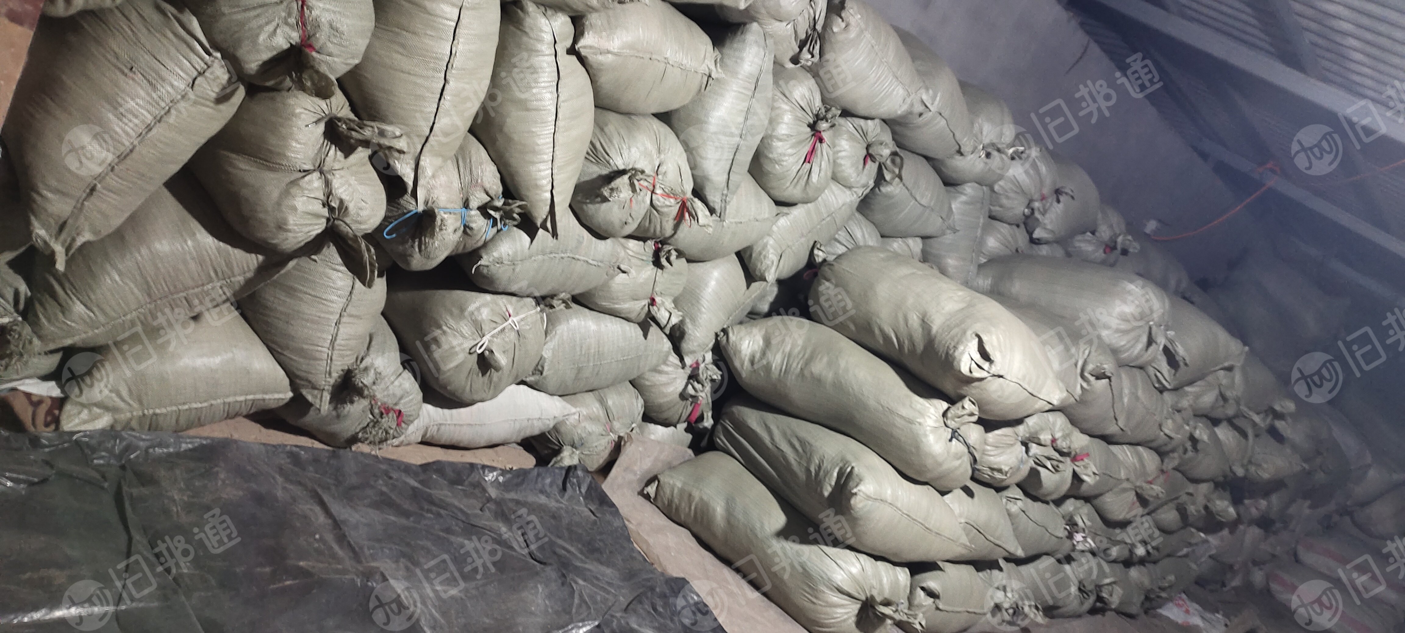 长期大量出售各种擦机布，纯棉，涤棉，月供100多吨