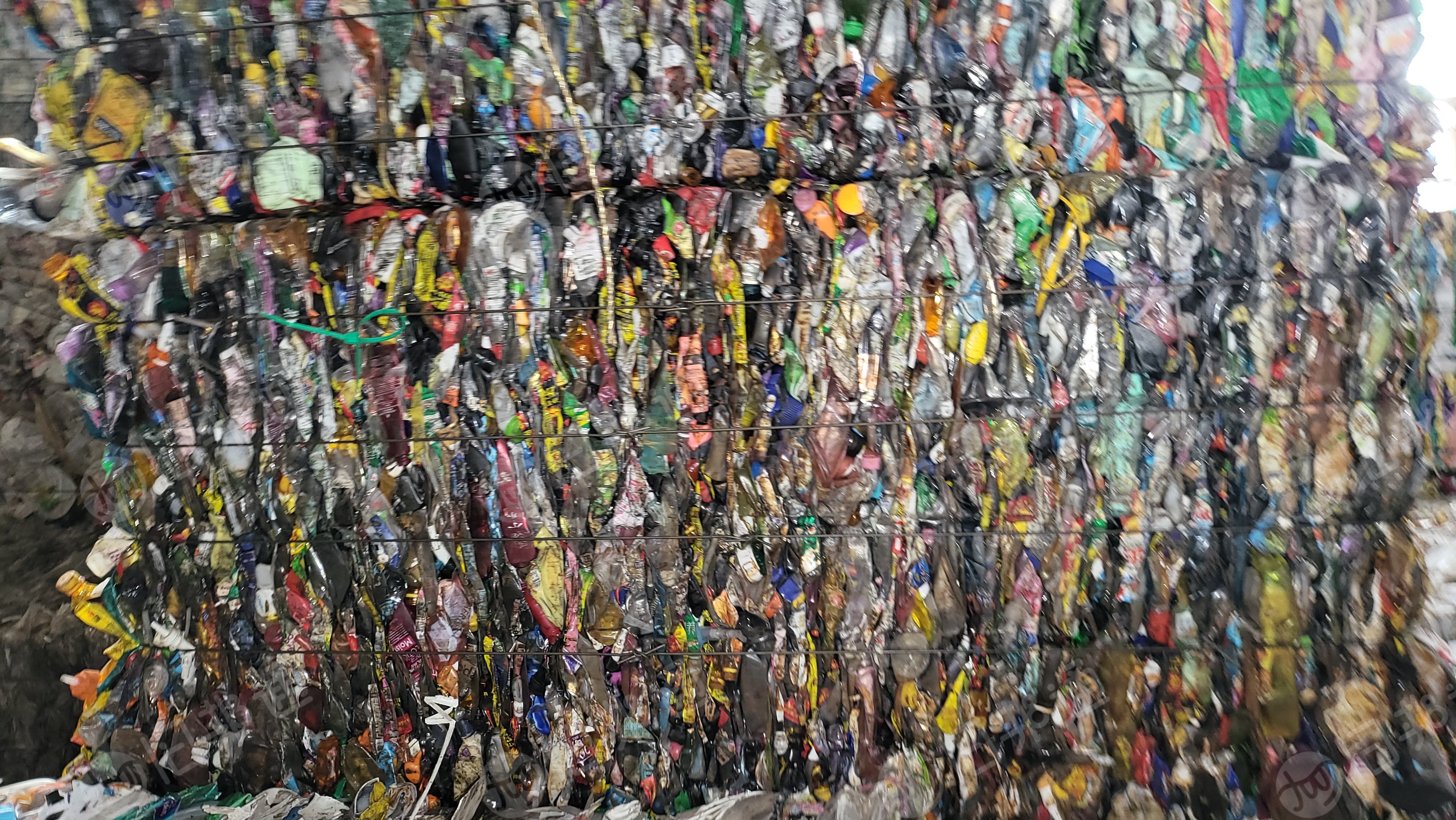 出售PET杂色瓶砖,瓷白砖,瓶砖压块
