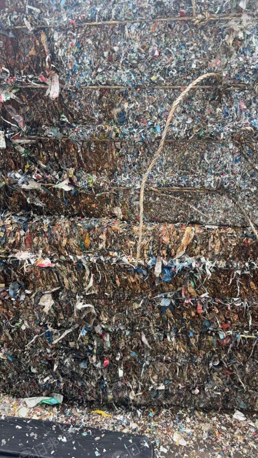 出售风选下来的商标纸压块，现货十来吨