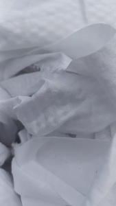 出售白色涤纶废布，涤纶开花料，现货10吨左右