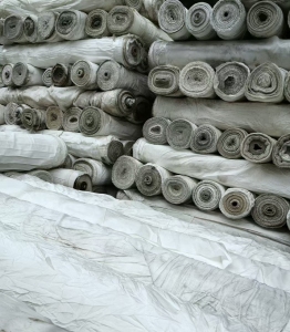 出售库存白坯布，春亚纺，桃皮绒，门幅1.6，现货有70吨左右，货在江苏苏州