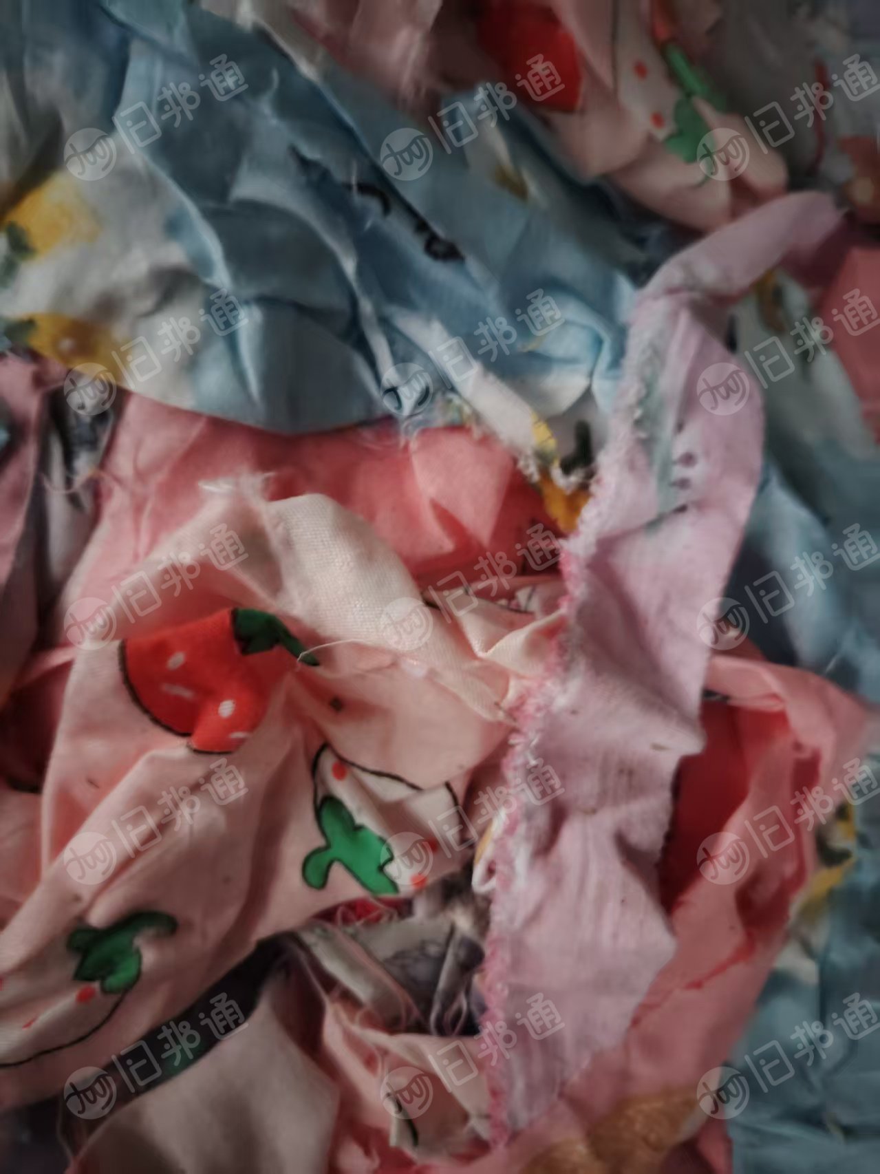 长期出售涤纶拉丝布，床上用品边角料，带轻浆，现货十几吨，货在山东菏泽