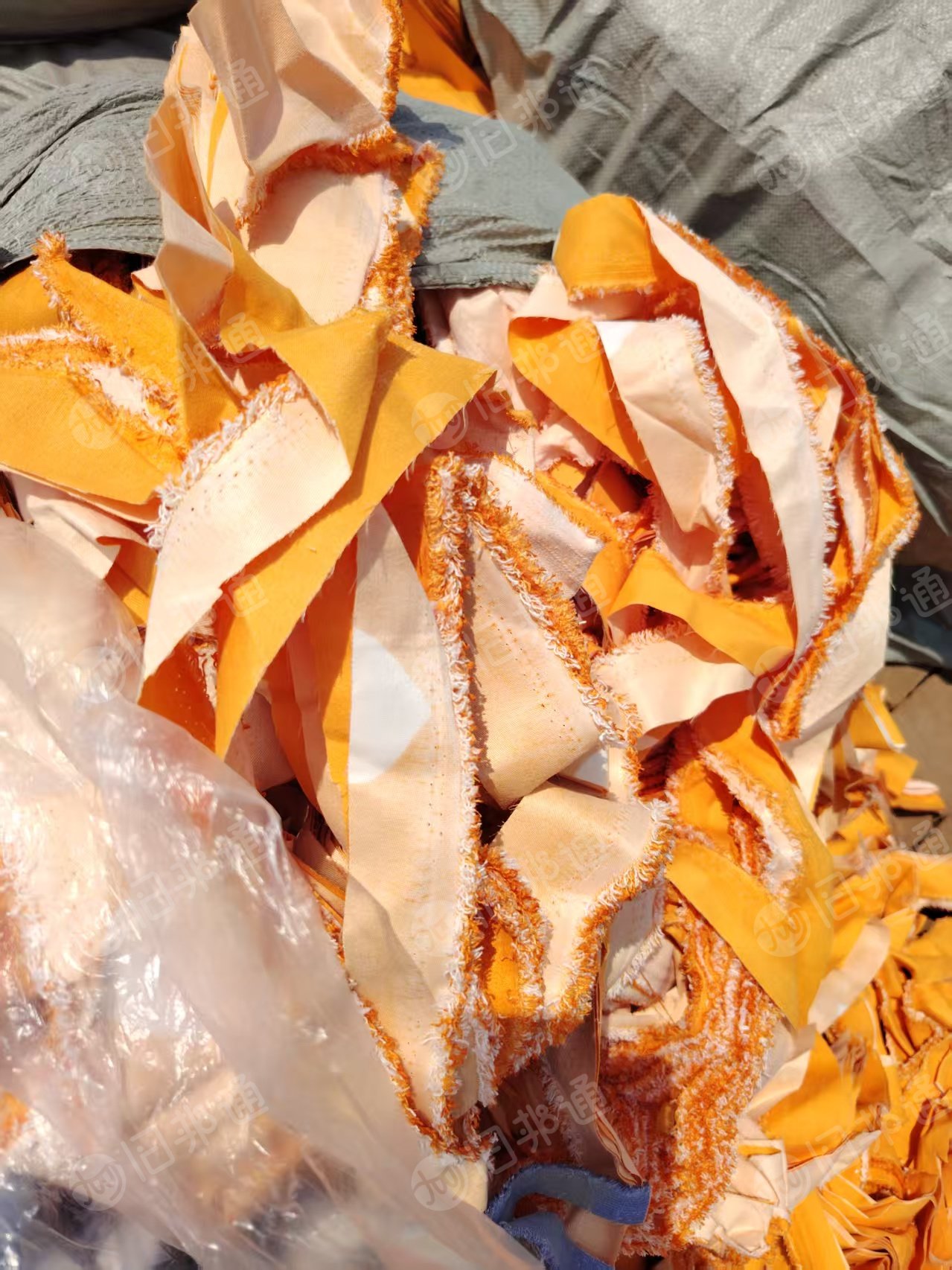 长期出售涤纶拉丝布，床上用品边角料，带轻浆，现货十几吨，货在山东菏泽