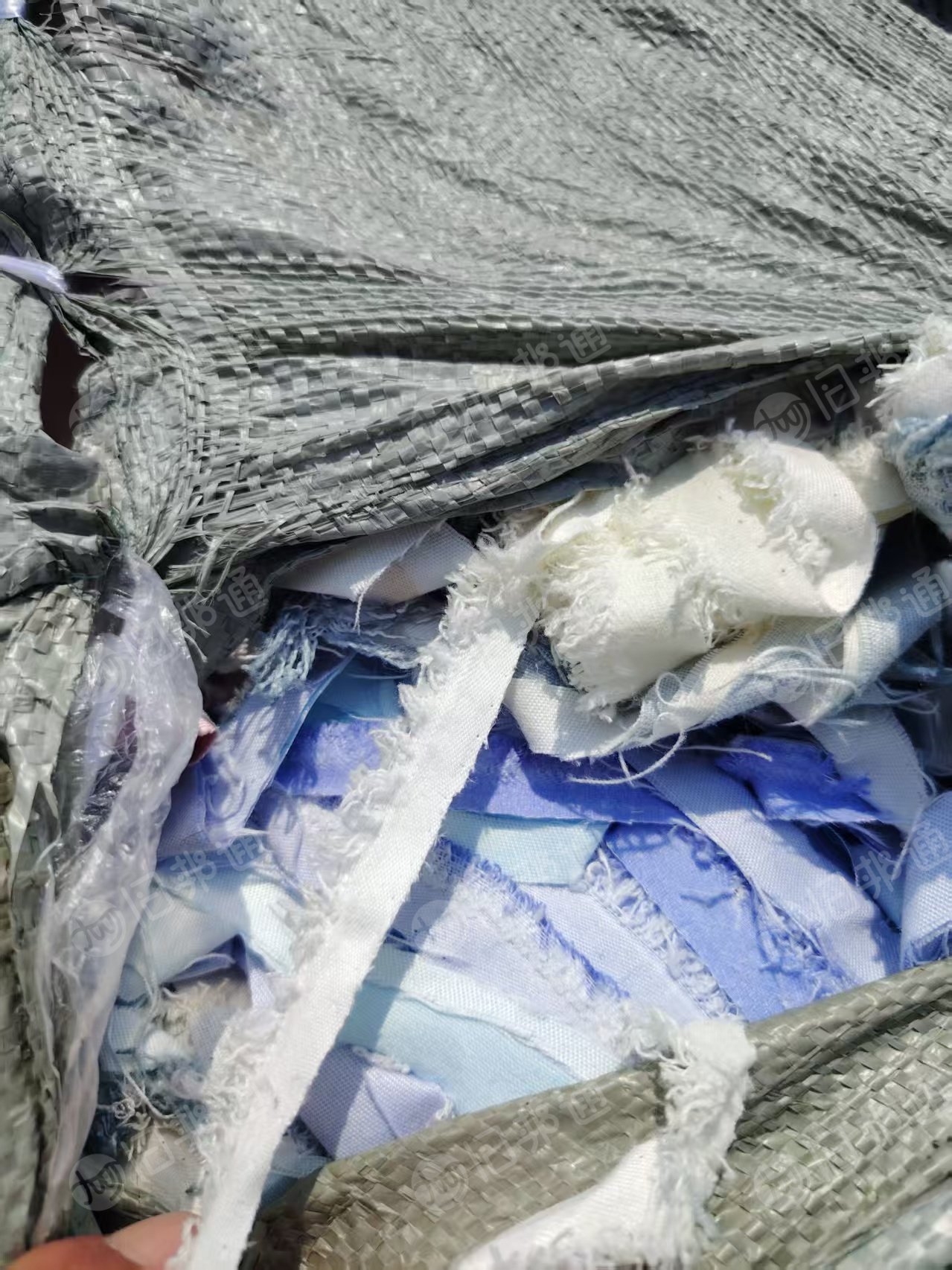 长期出售涤纶拉丝布，床上用品边角料，带轻浆，现货十几吨，货在山东菏泽