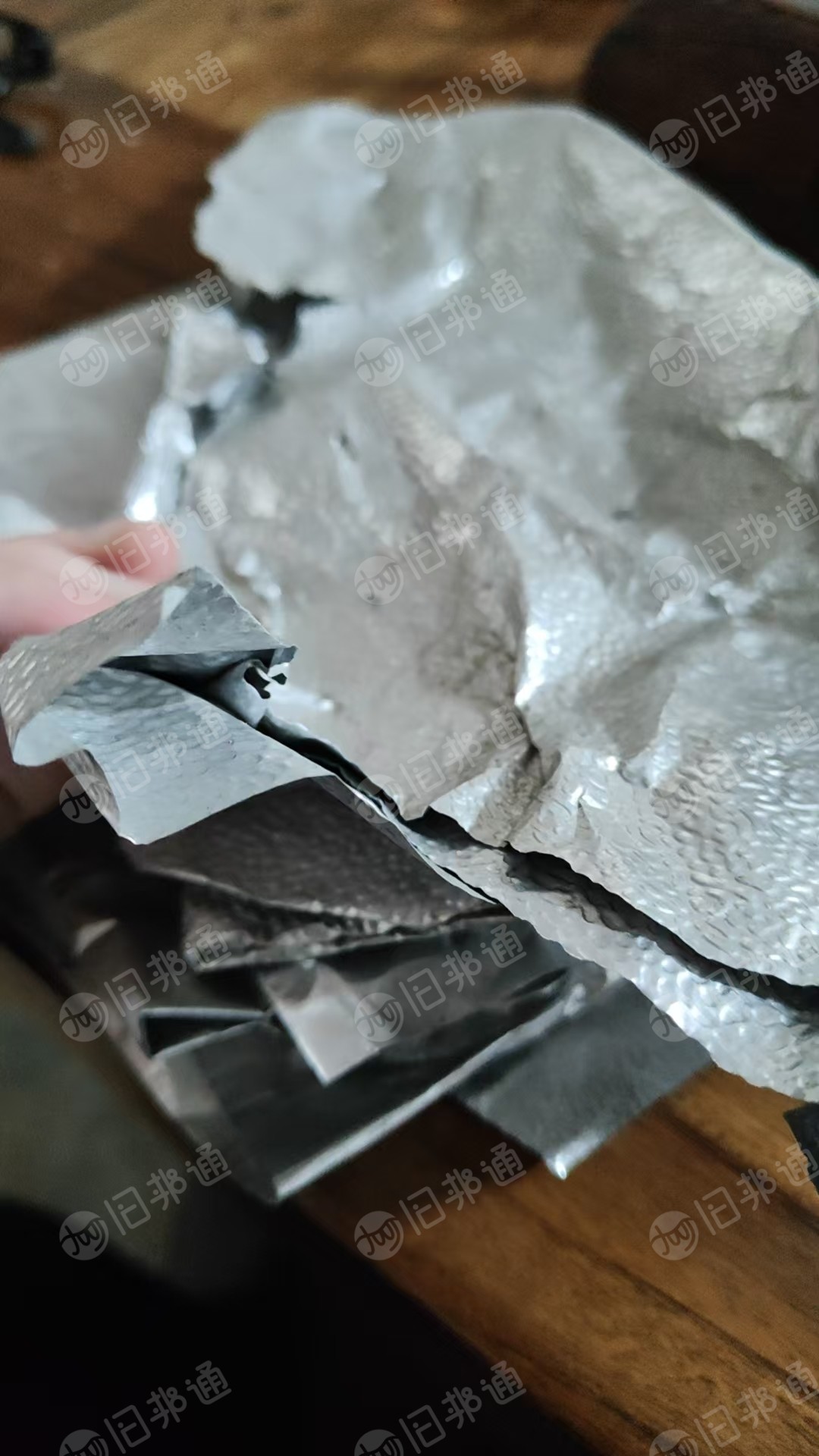 出售铝箔辊子料，一种纯铝，一种带点毛毛，现货10吨