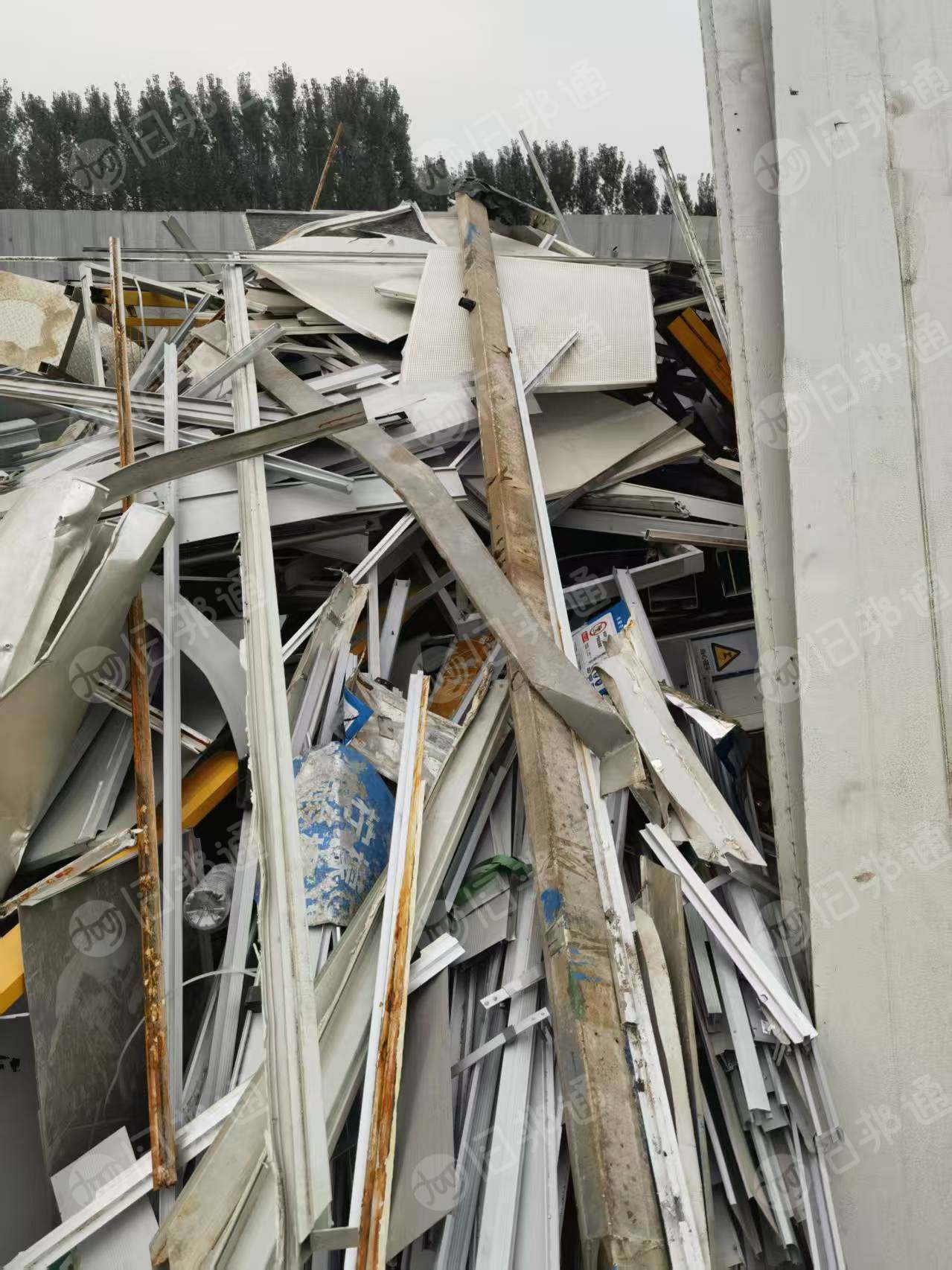 出售门窗铝合金废料，还有设备上下来的铝件，现货十多吨