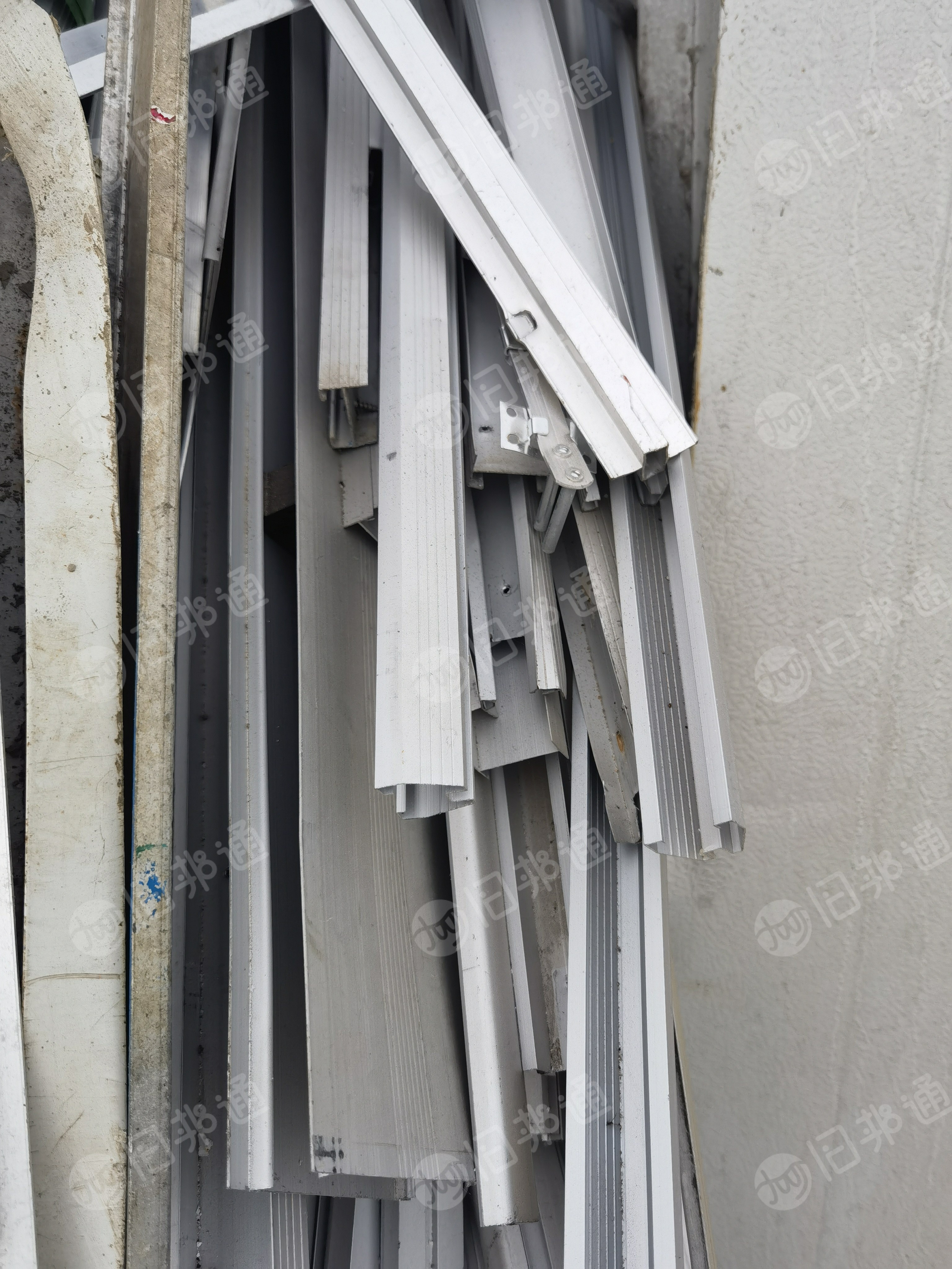 出售门窗铝合金废料，还有设备上下来的铝件，现货十多吨