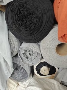 出售库存布，大小卷布，衣服衬布，现货有4吨左右，货在河北保定