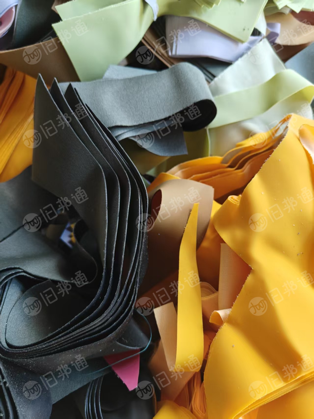 长期大量出售软PVC涉水裤边角料