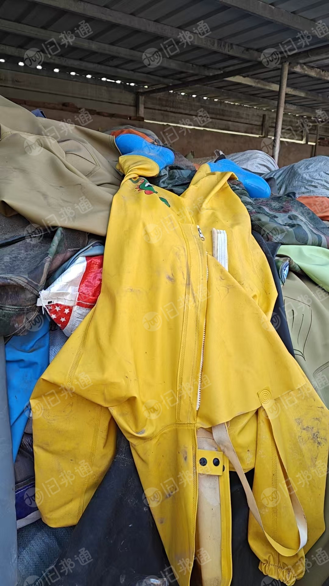 长期大量出售软PVC涉水裤边角料