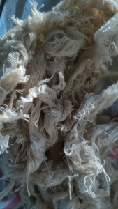 长期出售纯棉布边纱,100%全棉,中间有一根小化线,气流纺下来的,每个月至少9米6一车,货在江苏常州
