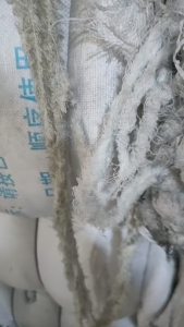 长期出售纯化纤布边纱，牛仔织布厂下来的，带一点点蓝色，可以开花做无纺布，每个月有80吨左右