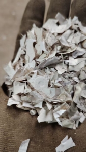 常年大量出售PVC壁纸破碎料