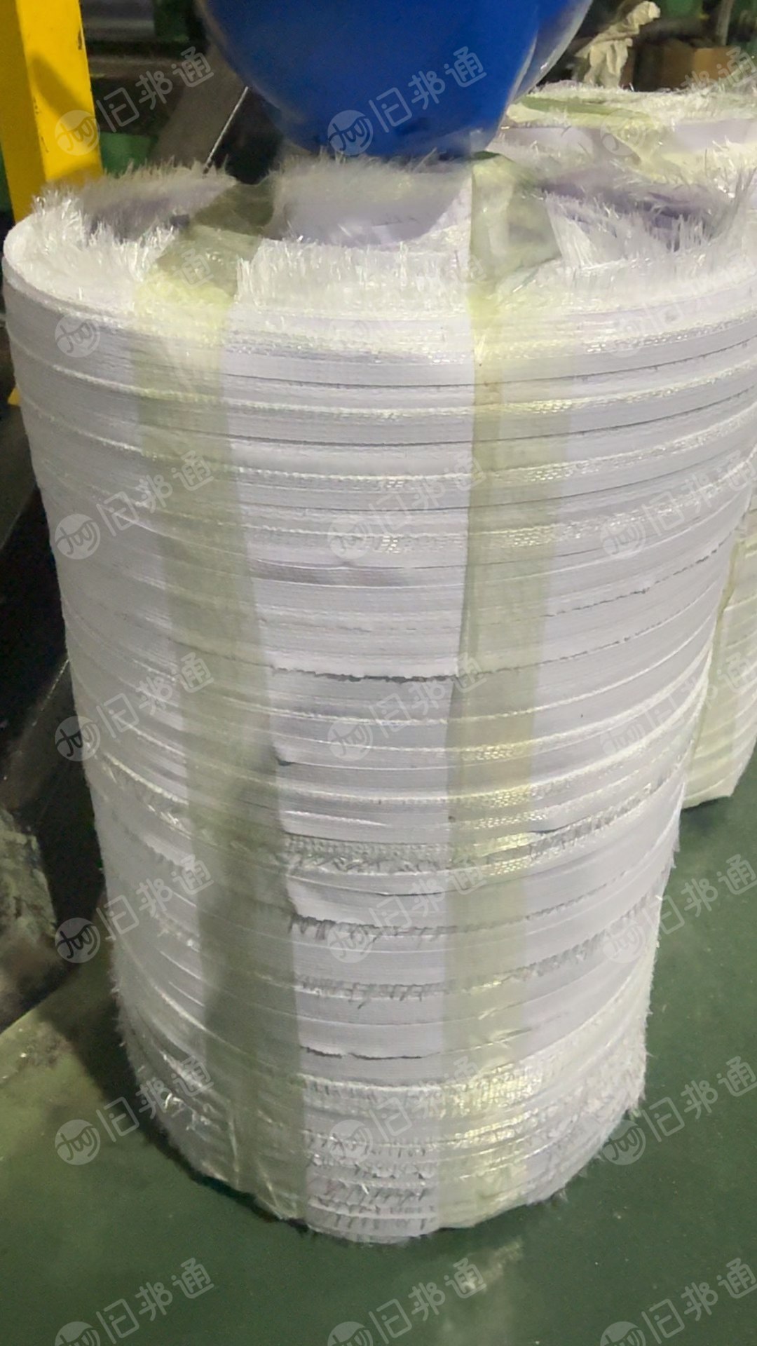 出售白色PVC夹网布卷边料，现货100吨