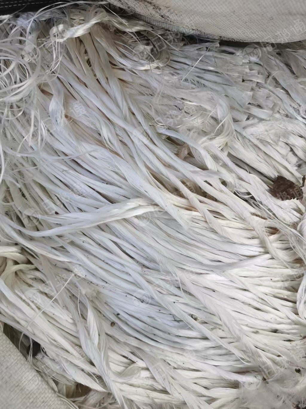 长期出售涤纶工业丝,吊装带里抽出来的,现货有百来吨,货在山东临沂