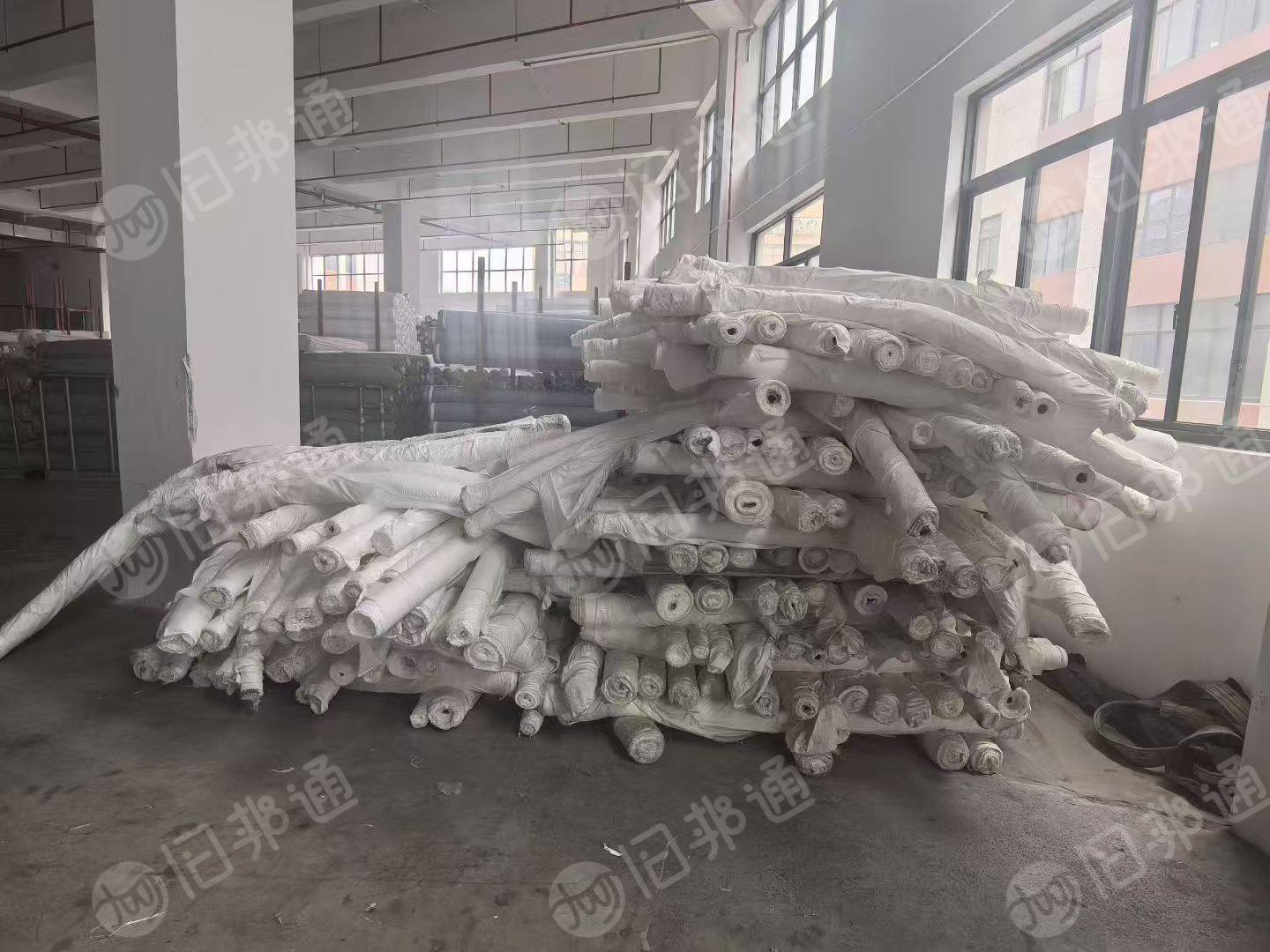 织布厂长期出售涤纶大小卷布，涤纶磨毛布，有白色涤纶坯布，也有杂色，货在浙江湖州