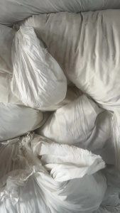 长期出售梭织涤棉废布，白色涤棉废布，含棉10-20左右，现货有9.6米一车，货在江苏苏州